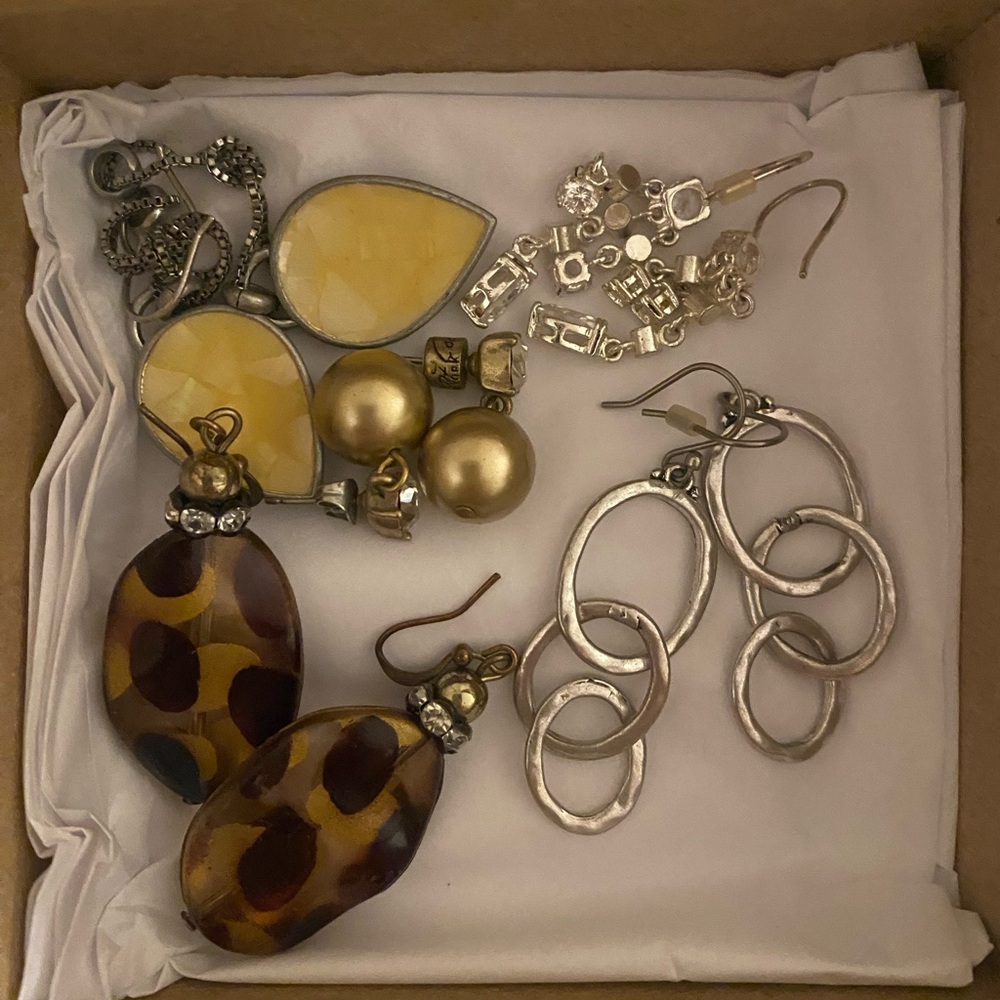 Elegant Women's Jewelry Set with Yellow and Silver Accents